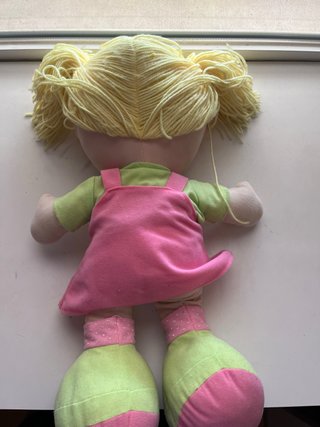 Muñeca de trapo rubia con vestido rosa