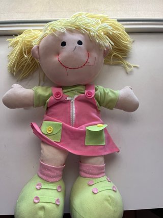 Muñeca de trapo rubia con vestido rosa