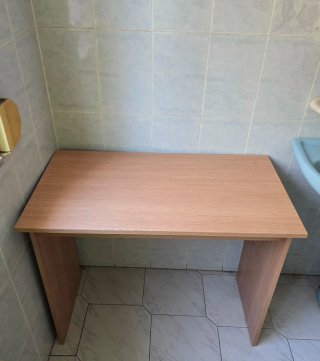 Mesa de escritorio (marrón claro)