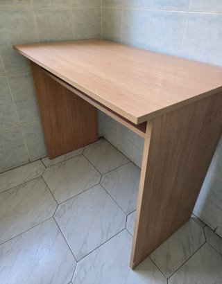 Mesa de escritorio (marrón claro)