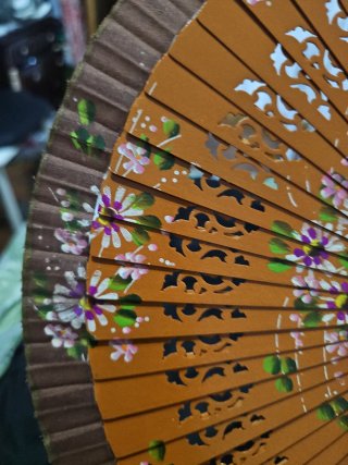 Abanico de madera decorado floral