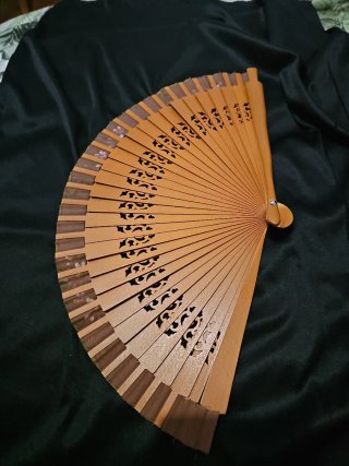 Abanico de madera decorado floral