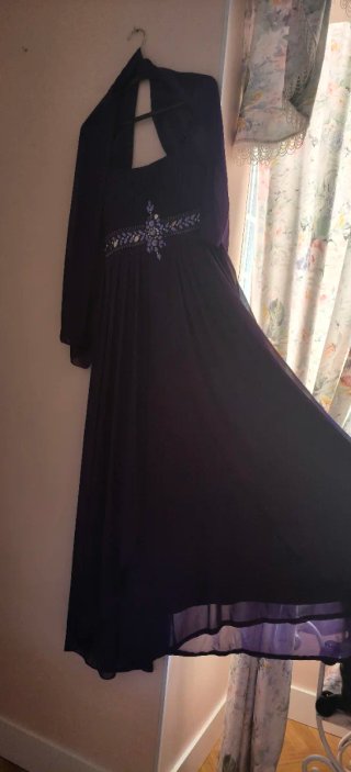 Vestido largo morado con pedrería