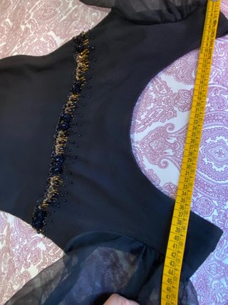 Vestido largo de fiesta, pedrería, tul en mangas