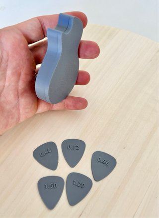 Estuche para púas diseño guitarra + kit calibres