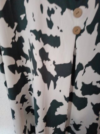 Vestido estampado verde y blanco con etiqueta