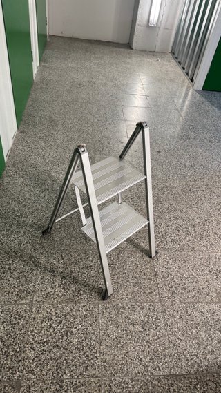 Escalera plegable de aluminio