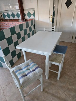 Mesa cocina con 2 sillas y 2 taburetes