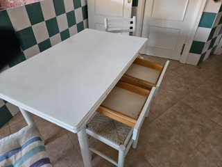 Mesa cocina con 2 sillas y 2 taburetes