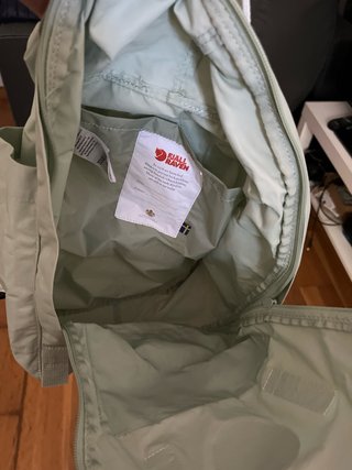 Bolso Fjallraven Kanken Verde y asas blancas