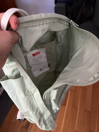Bolso Fjallraven Kanken Verde y asas blancas