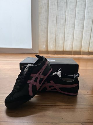 Zapatillas Onitsuka Tiger Negras y Rosas
