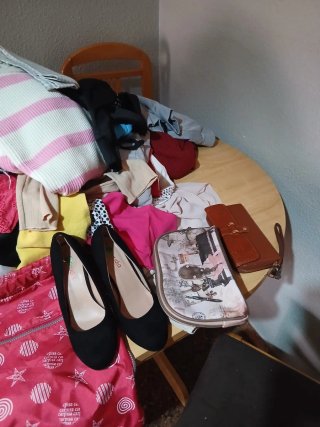 Lote Ropa, Libros y Accesorios Negociabe urge