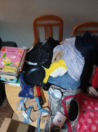 Lote Ropa, Libros y Accesorios Negociabe urge