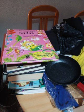 Lote Ropa, Libros y Accesorios Negociabe urge
