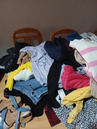 Lote Ropa, Libros y Accesorios Negociabe urge