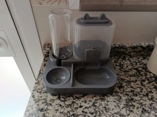 Comedero y bebedero automático para gatos