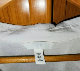 Camisa blanca de manga larga marca H&M