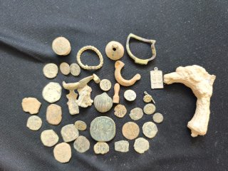 Lotto di monete antiche e oggetti
