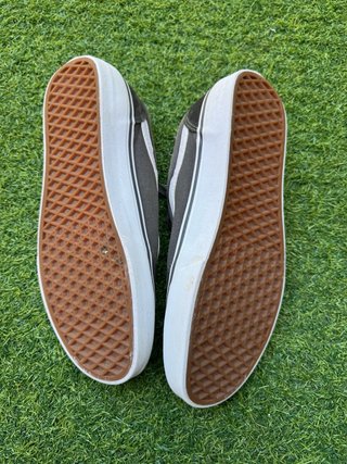 Zapatillas Vans grises y blancas