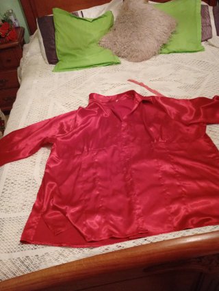 Blusa de raso roja