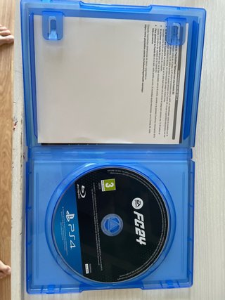 PS4 (PlayStation 4) con 2 mandos y FC24
