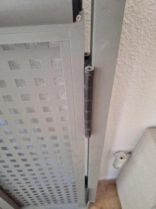 Puerta aluminio jardín. Apertura para ambos lados.