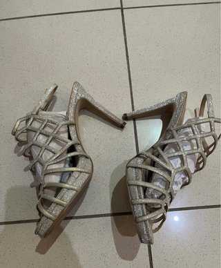 Tacones finos plateados cruzados elegantes 40