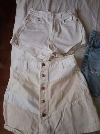Lote 2 Pantalones Cortos Stradivarius y falda