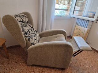 Butaca orejera tela beige y estampado