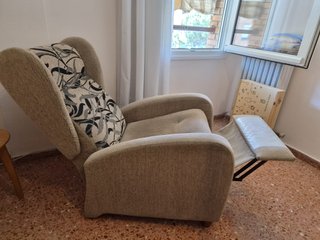 Butaca orejera tela beige y estampado