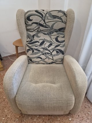 Butaca orejera tela beige y estampado