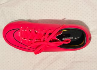 Botas de fútbol Nike rosas y negros