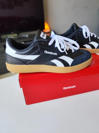 Zapatillas Reebok Negras y Blancas