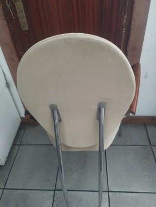Silla Beige con Brazos Madera y Metal