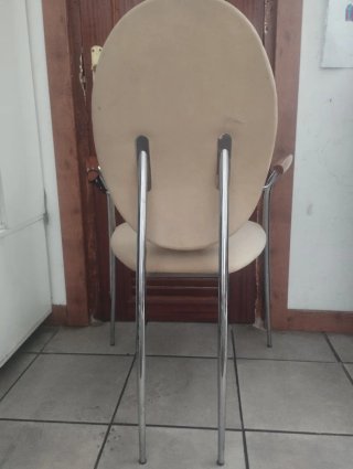 Silla Beige con Brazos Madera y Metal