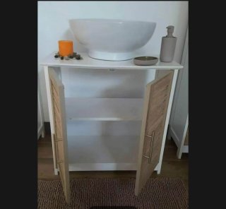 Mueble de baño blanco y madera
