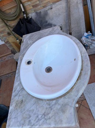 Mueble de baño con lavabo y mármol