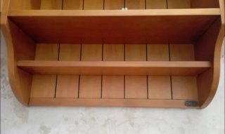 Armario de madera con puertas de celosía
