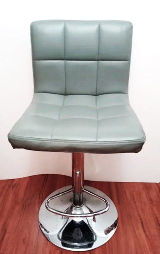 Taburete beige y plateado