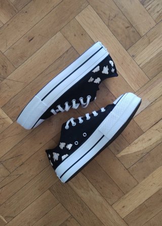 Converse negras con estampado floral