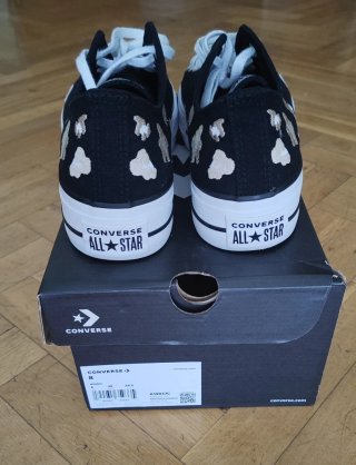 Converse negras con estampado floral