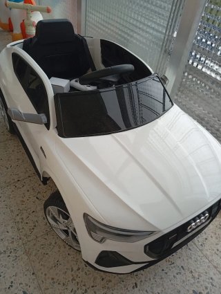 Coche de juguete Audi e-tron Sportback blanco