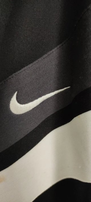 Chaqueta deportiva Nike negra y gris