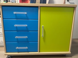 Mueble con ruedas: armario y cajones