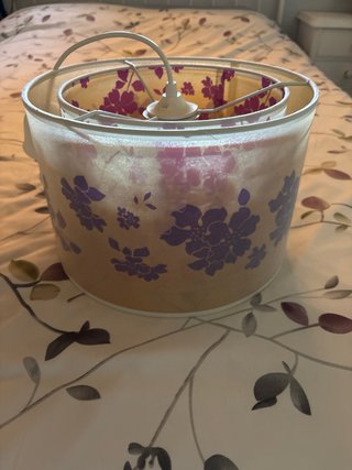 Lámpara colgante floral juvenil con doble tulipa,