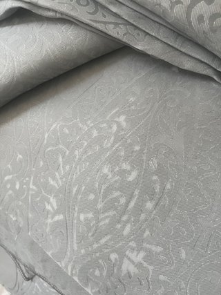 Tessuto per tende grigio con disegno damascato