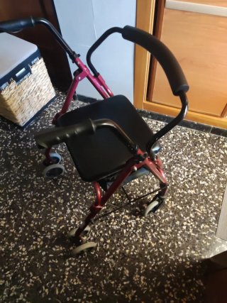 Andador adulto plegable con asiento