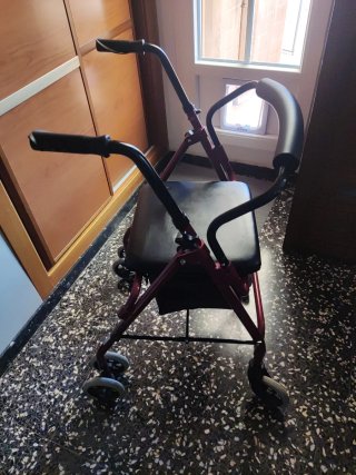 Andador adulto plegable con asiento