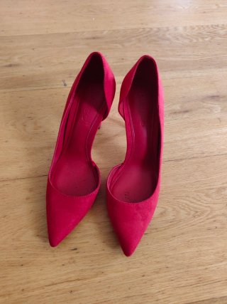 Zapatos de tacón rojos Mango color rojo cereza .